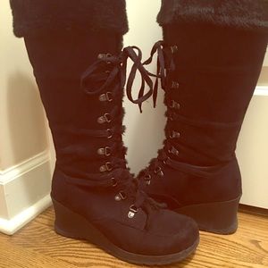 Black faux suede boots with "fur" lining 👢