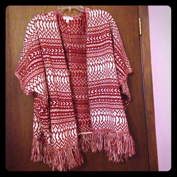 Aztec Fringe White/Red Short Sleeve Sweater