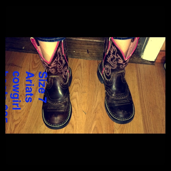 Size7 Ariats cowboy boots