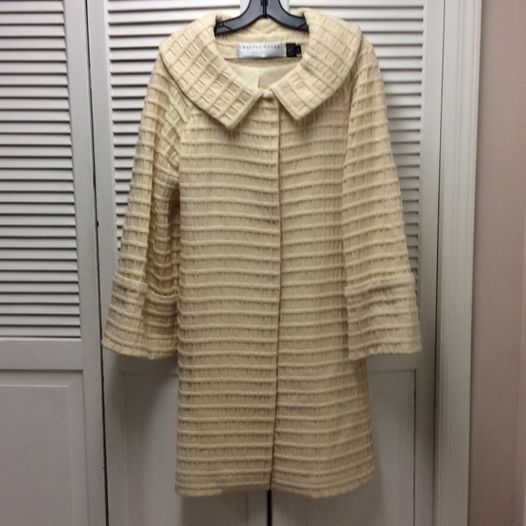 Cream with windowpane texture