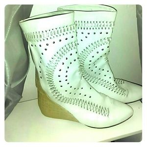 ?? Vintage white boots ??