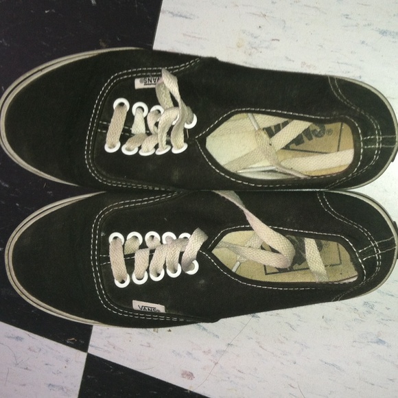 Vans . Size 4.5 in men , 6 in woman.