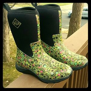 Muck Boots size 9. Never worn.