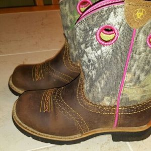 Ariat boots size 2 girls.