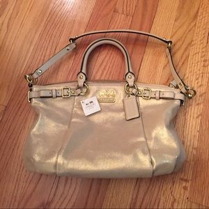 Brand New Gold Coach Purse. Perfect condition.