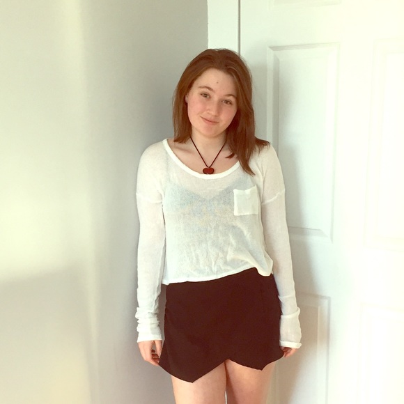 White thin sweater like crop top