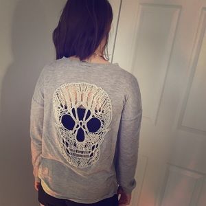 Cut-out skull back shirt
