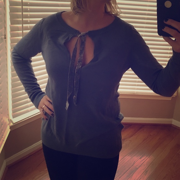 Interchangeable Gray sweater with velour ribbons