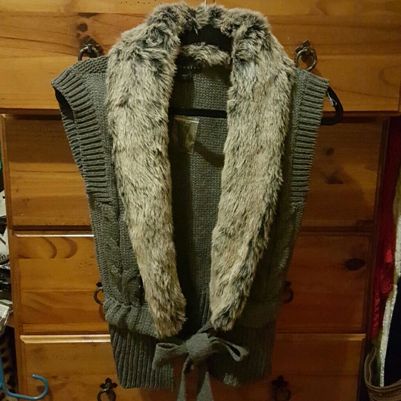 Sweater vest with faux fur detail