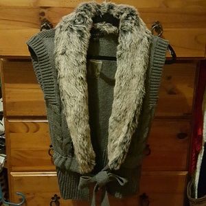 Sweater vest with faux fur detail