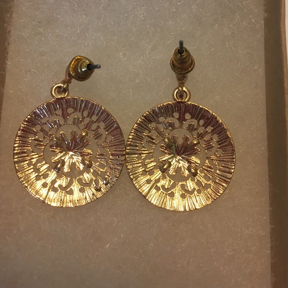 FRANCESCA'S Gold Circle Earrings - Picture 2 of 2