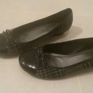 ☆☆MAKE AN OFFER☆☆ Black plaid flats