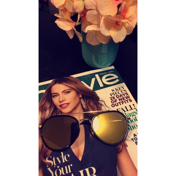 Gold mirror aviator style sunglasses 😎