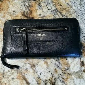 SALE!! NWOT Leather Fossil Full-Sized Black Wallet