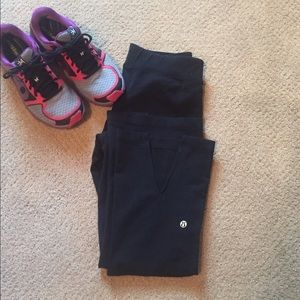 Lululemon black crops. In good used condition!