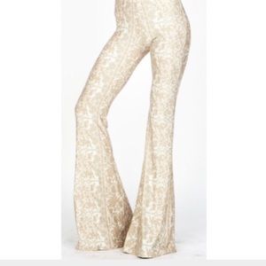 Novella Royal Janis Bells Chantilly