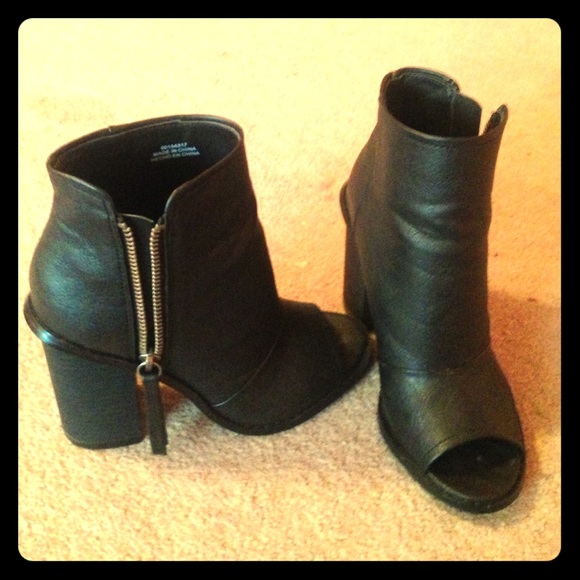 Black forever 21 block heels w/ zipper