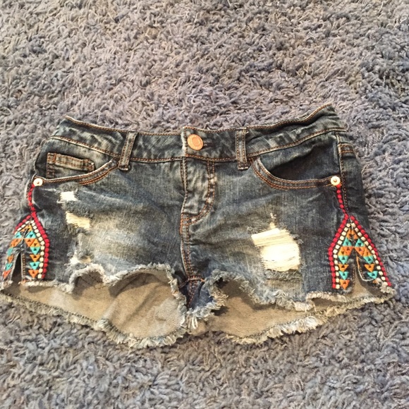 Embroidered Jean shorts - Picture 1 of 3