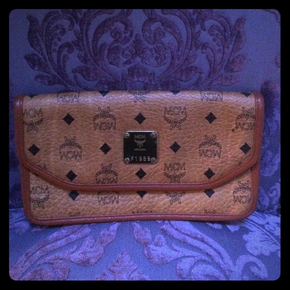 NOT AUTHENTIC MCM CLUTCH
