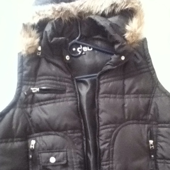 Puffy vest with fur trim hood 3x
