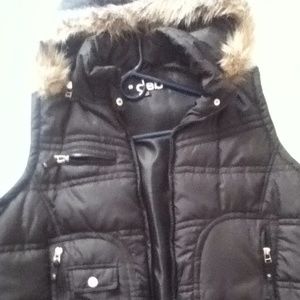Puffy vest with fur trim hood 3x