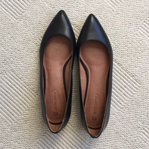 The perfect pointed black leather flats