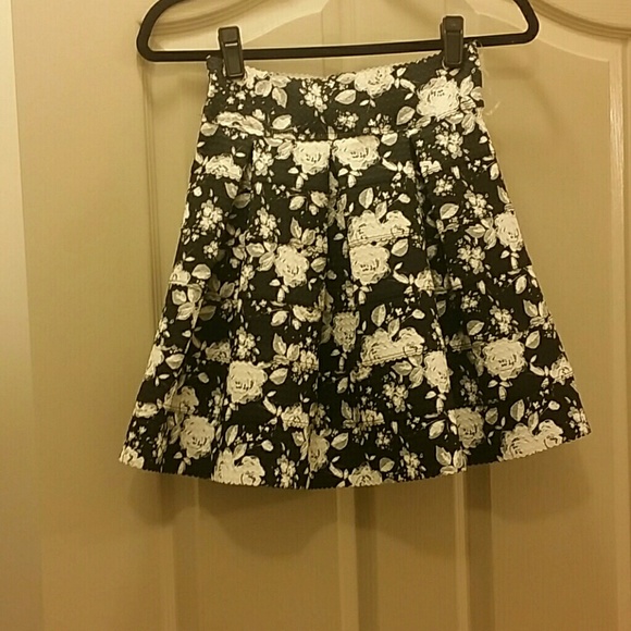 Black and white skirt - Picture 1 of 2