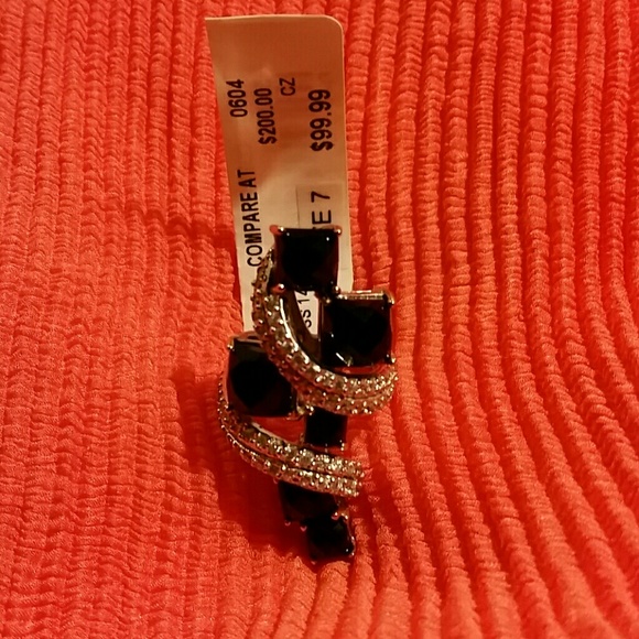 Ring - Picture 3 of 4
