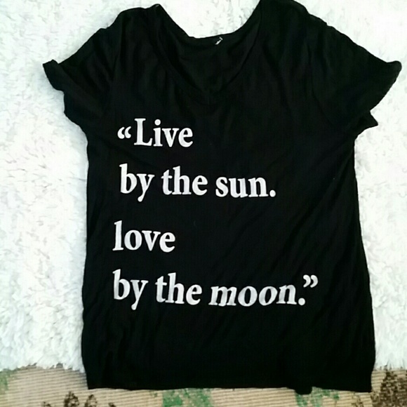 boutique Tops - Black vneck LIVE
