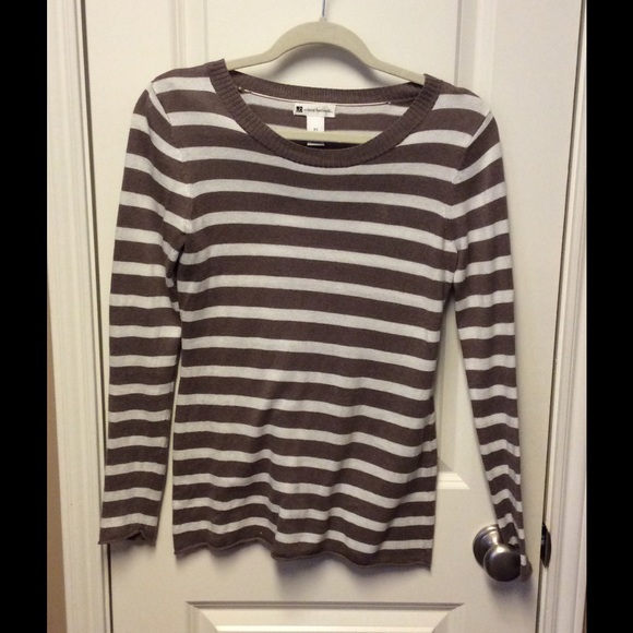 GUC women's tan and cream colored sweater
