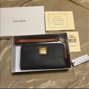 NWT Dooney & Bourke Gray Leather Wristlet