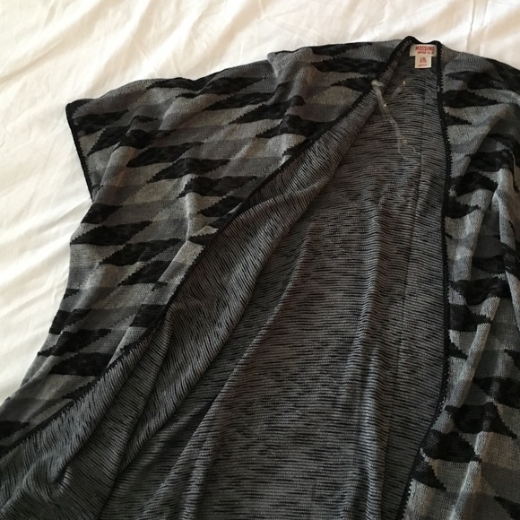 🔥SALE🔥 Mossimo Geometric Print Shrug - Picture 3 of 3