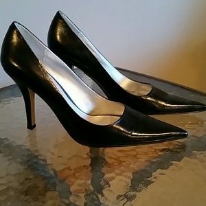 Black pumps