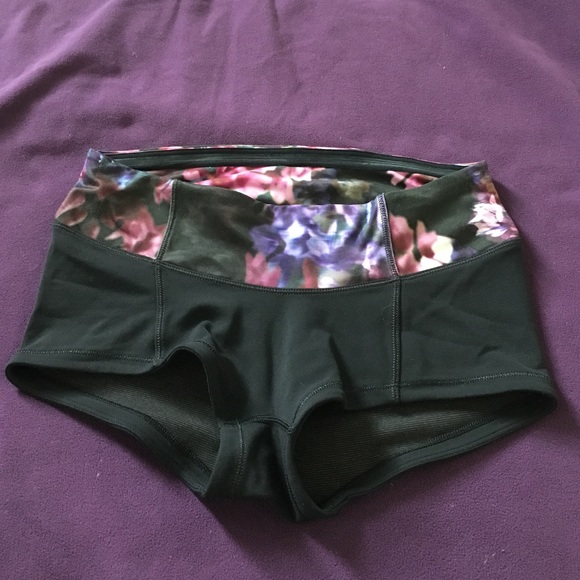 Lululemon Flip Your Dog Booty Short - size 6