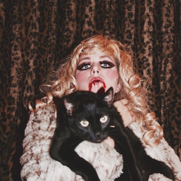 Meet your Posher, Lydia - Picture 2 of 4