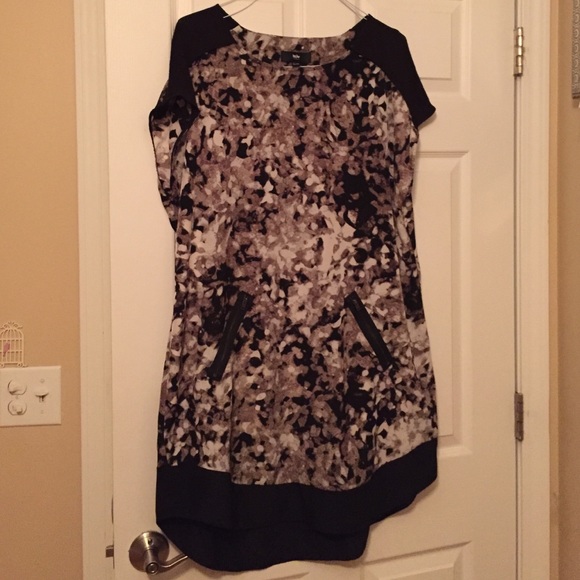 Trendy dress to wear with leggings! Zipper pockets