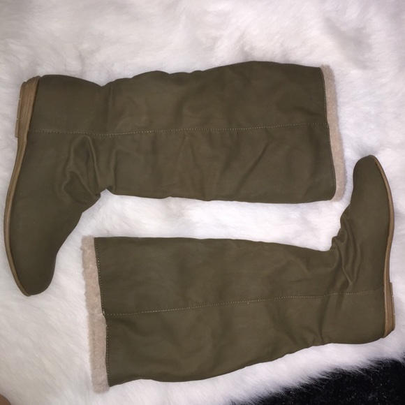 Cute brand new boots that can be worn 2 ways !