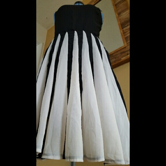 Sleeveless black and cream dress