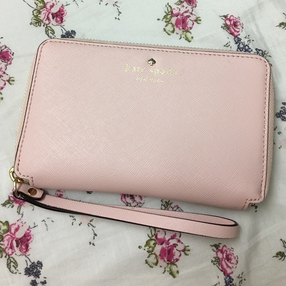 kate spade Handbags - ❤️REDUCED❤️Kate spade tech Laurie wristlet