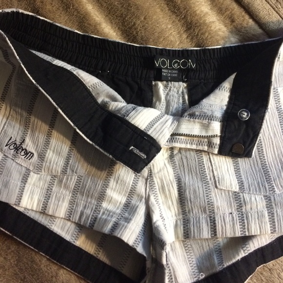 VOLCOM SHORTS - Picture 2 of 3