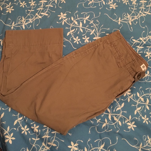Gap Capri favorite Khaki size 4