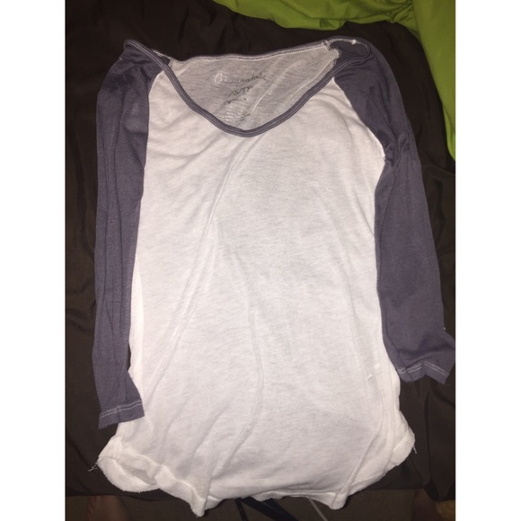Elbow length scoop neck t-shirt