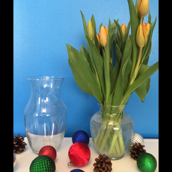 Lot of 2 clear flower vases 6.5" and 9" tall
