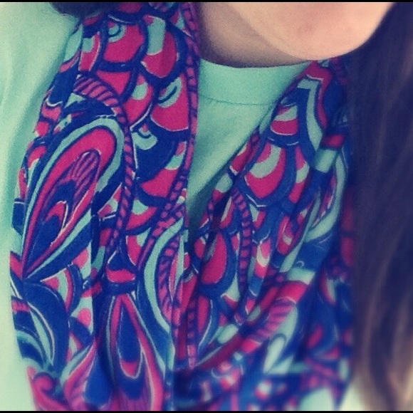 ❌SOLD❌Lilly Pulitzer Riley Infinity Loop Scarf - Picture 3 of 4