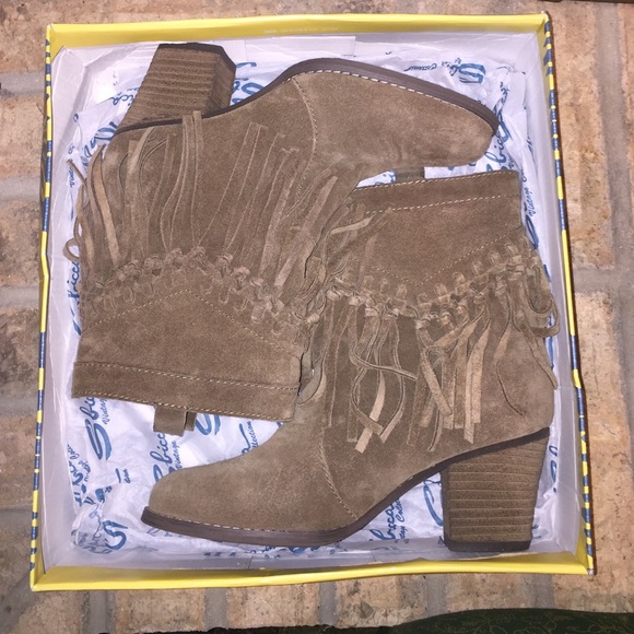 Brand New Gorgeous Fringe Booties