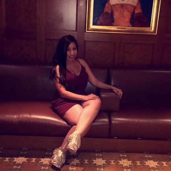 Meet your Posher, Ari 💁 - Picture 2 of 2