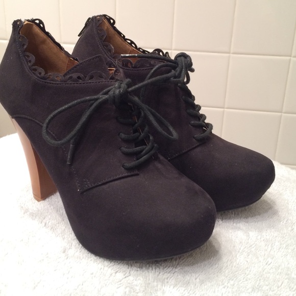 Black Lace up heels NEW - Picture 2 of 4