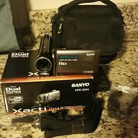 Sanyo Dual Camera