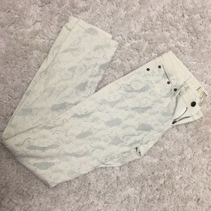 Patterned white jeans