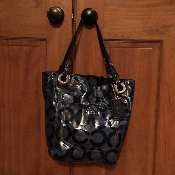 Authentic Coach purse. Zip close.